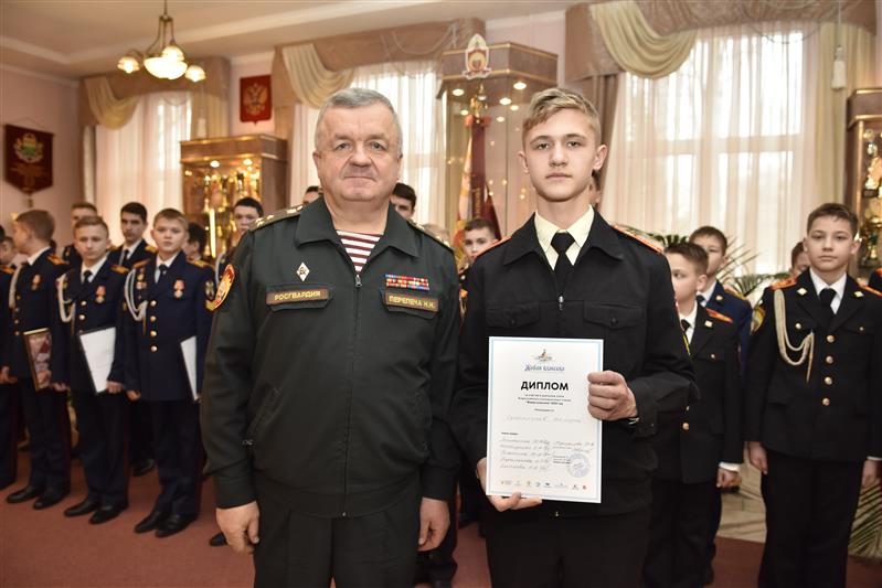 Начальник МПКУ имени М.А. Шолохова Росгвардии наградил отличившихся кадетов