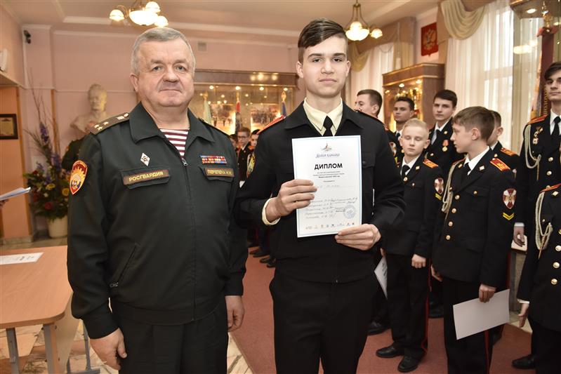 Начальник МПКУ имени М.А. Шолохова Росгвардии наградил отличившихся кадетов