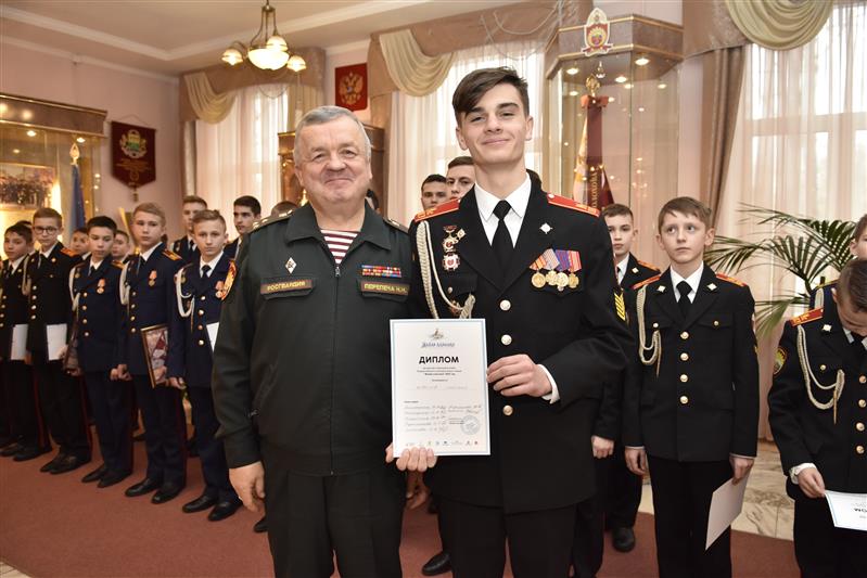 Начальник МПКУ имени М.А. Шолохова Росгвардии наградил отличившихся кадетов