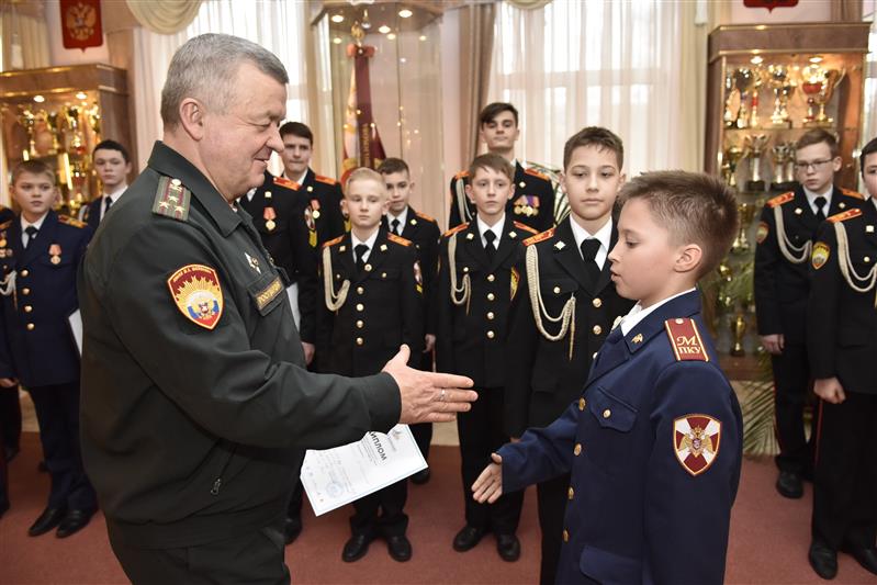 Начальник МПКУ имени М.А. Шолохова Росгвардии наградил отличившихся кадетов