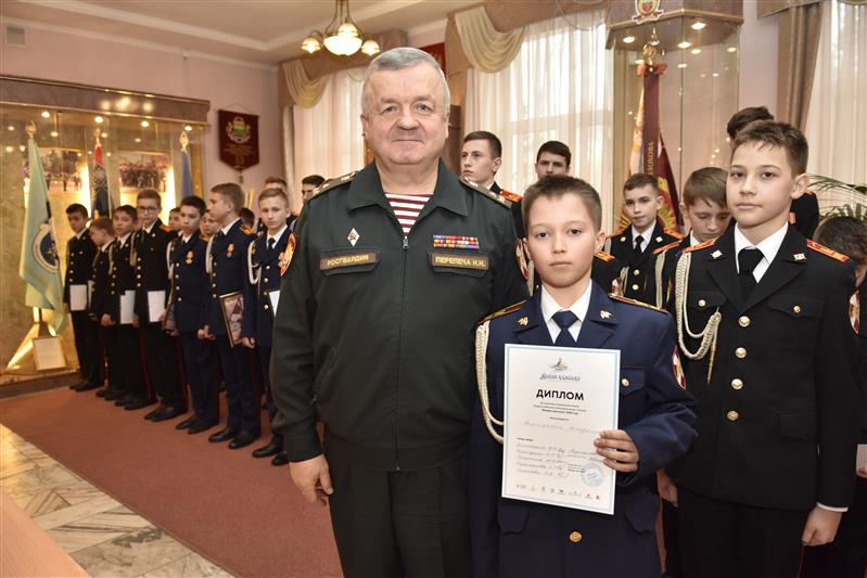Начальник МПКУ имени М.А. Шолохова Росгвардии наградил отличившихся кадетов