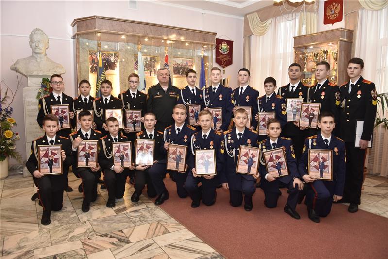 Начальник МПКУ имени М.А. Шолохова Росгвардии наградил отличившихся кадетов