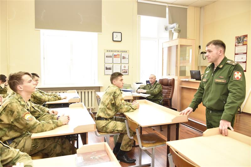 Слушатели Военного университета провели урок мужества для кадет Росгвардии  