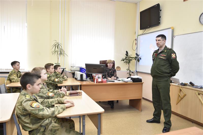 Слушатели Военного университета провели урок мужества для кадет Росгвардии  