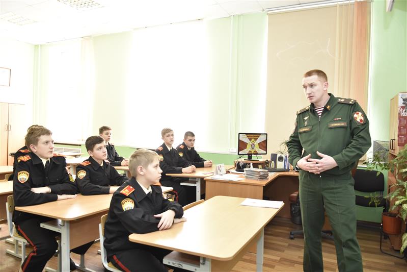 Слушатели Военного университета провели урок мужества для кадет Росгвардии  