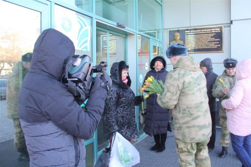 Весенние комплименты от Росгвардии получают представительницы прекрасного пола в Тюменской области (видео)