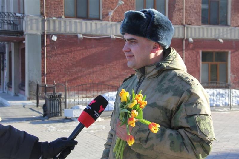 Весенние комплименты от Росгвардии получают представительницы прекрасного пола в Тюменской области (видео)