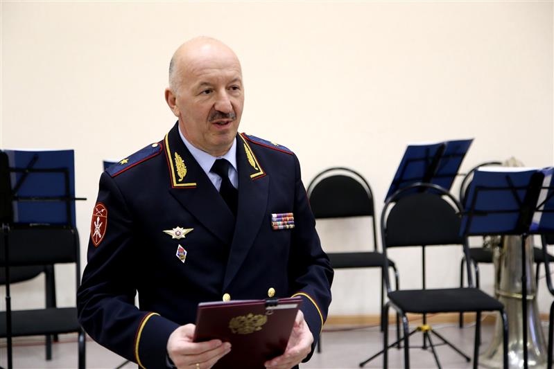 На Урале росгвардейцы поздравляют с наступающим праздником коллег-женщин (фото, видео)