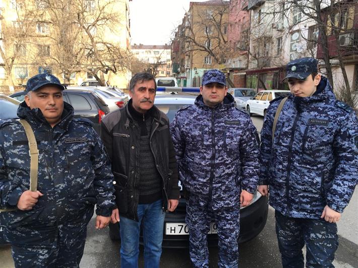 В Дагестане росгвардейцы пресекли действия правонарушителя, отобравшего у гражданина ключи от машины