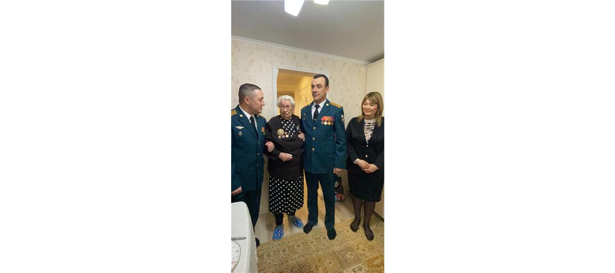 Дагестанские росгвардейцы поздравили ветерана Великой Отечественной войны с Международным женским днем 