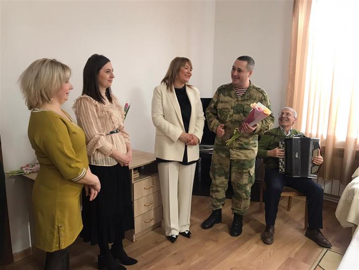 Представители Росгвардии поздравили с наступающим праздником весны постояльцев социального учреждения в Дагестане