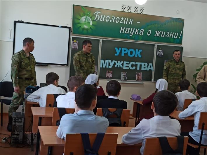 Офицеры Росгвардии провели уроки мужества для школьников Чечни