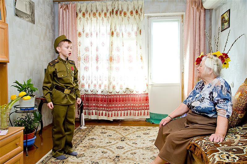 Астраханские росгвардейцы навестили женщин-ветеранов