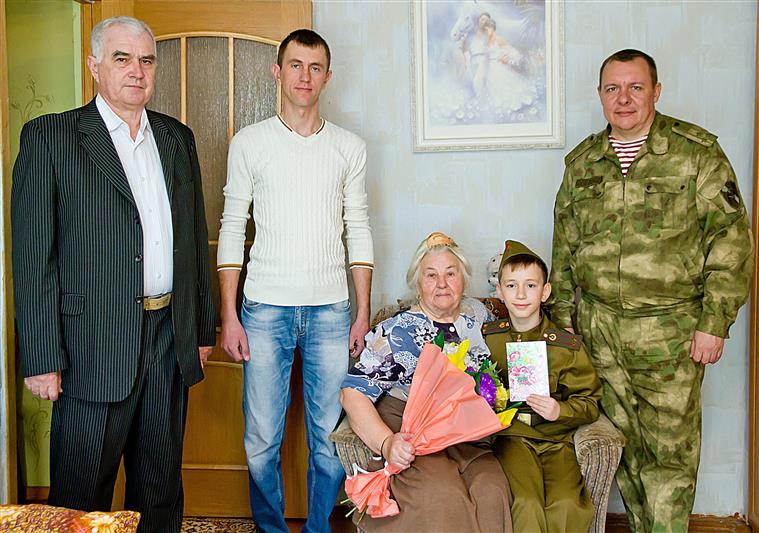 Астраханские росгвардейцы навестили женщин-ветеранов