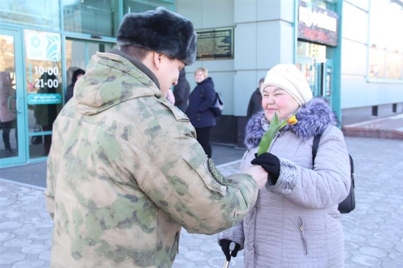 Весенние комплименты от Росгвардии получают представительницы прекрасного пола в Тюменской области (видео)