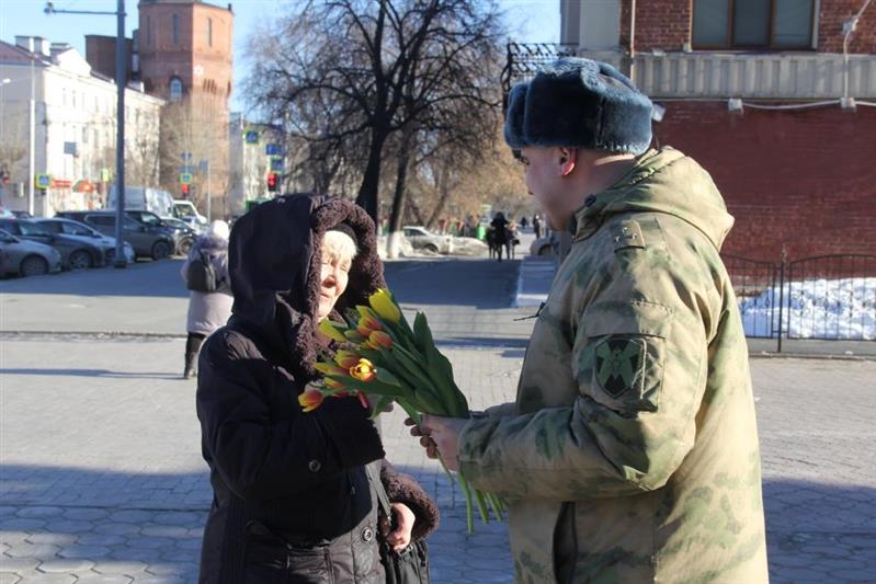 Весенние комплименты от Росгвардии получают представительницы прекрасного пола в Тюменской области (видео)