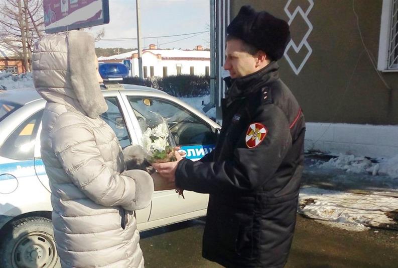 Весенние комплименты от Росгвардии получают представительницы прекрасного пола в Тюменской области (видео)