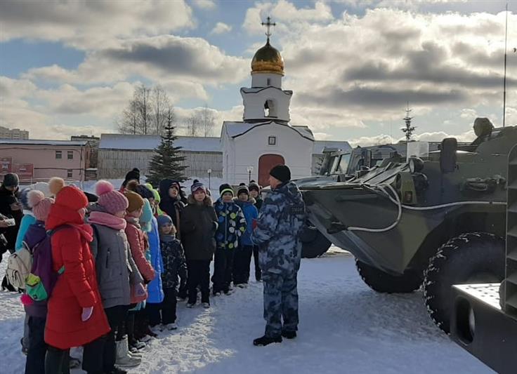В Уральском округе росгвардейцы в преддверии профессионального праздника открыли цикл тематических встреч со школьниками