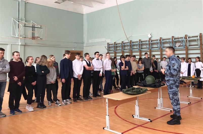 В Уральском округе росгвардейцы в преддверии профессионального праздника открыли цикл тематических встреч со школьниками