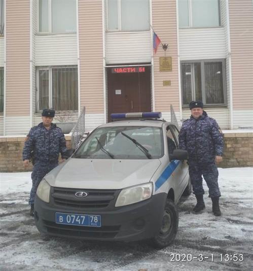 В Санкт-Петербурге сотрудники Росгвардии спасли двухлетнего мальчика, который без родителей находился на незастекленном балконе 