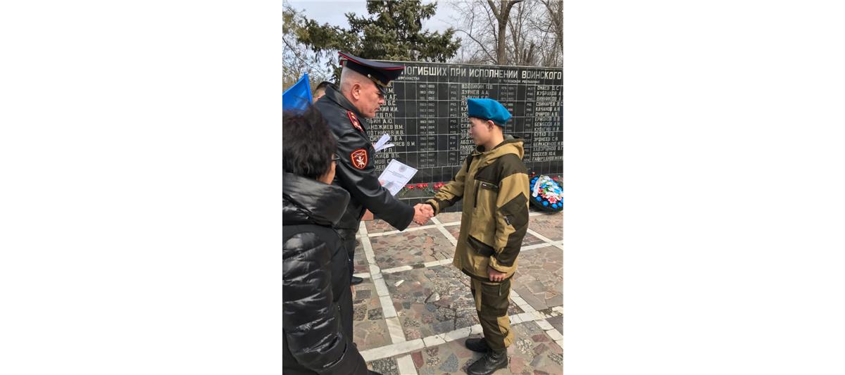 Калмыцкие росгвардейцы почтили память псковских десантников