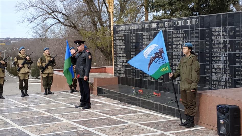 Калмыцкие росгвардейцы почтили память псковских десантников