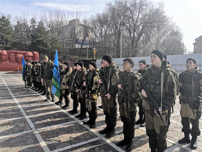 Калмыцкие росгвардейцы почтили память псковских десантников