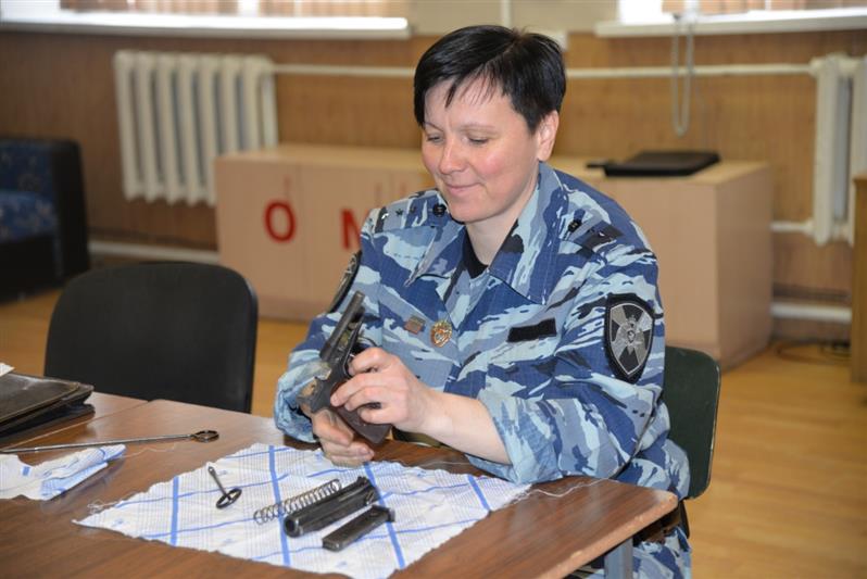 На Урале росгвардейцы поздравляют с наступающим праздником коллег-женщин (фото, видео)