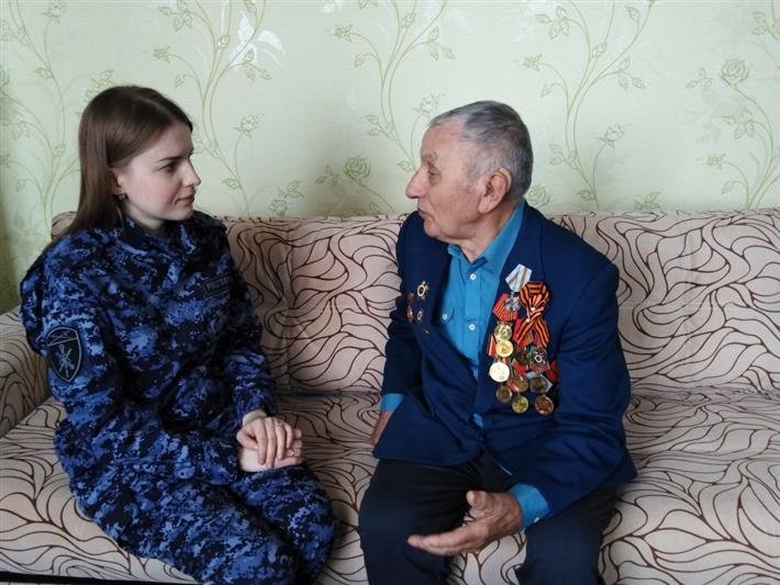 Ветеран, во время войны готовивший самолеты к боевым вылетам, поделился воспоминаниями с курганскими росгвардейцами