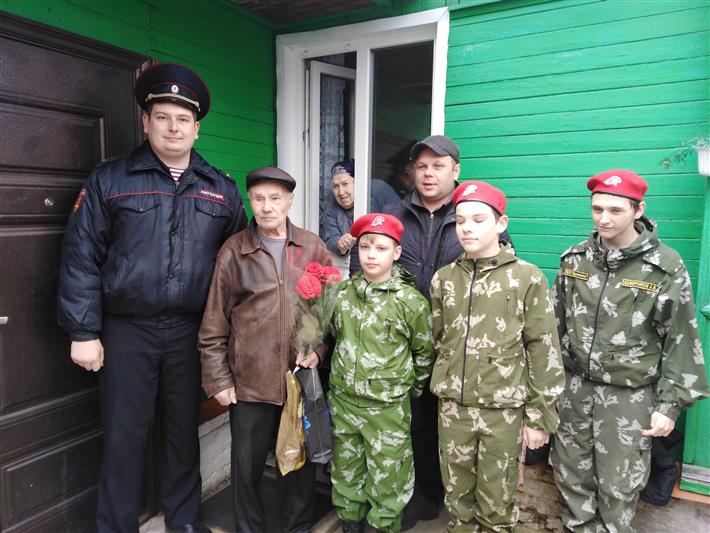 Сотрудники Росгвардии и воспитанники центра патриотического воспитания навестили ветерана войны в Мичуринске