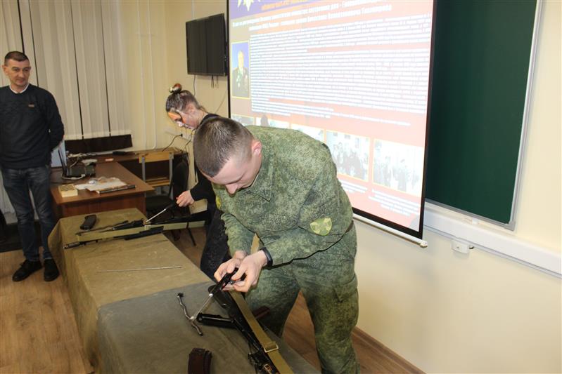 Военнослужащие авиационного полка Росгвардии рассказали нижегородским школьникам о генерале армии Вячеславе Тихомирове