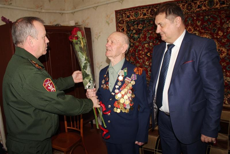 В Ростове-на-Дону представители Росгвардии приняли участие в церемонии вручения юбилейной медали ветерану войны