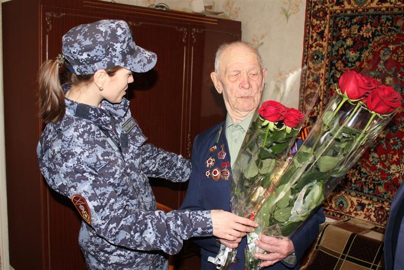 В Ростове-на-Дону представители Росгвардии приняли участие в церемонии вручения юбилейной медали ветерану войны