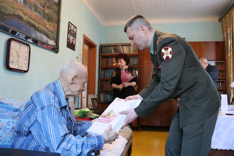 Росгвардейцы Дальнего Востока поздравили ветерана Великой Отечественной войны со 100-летним юбилеем