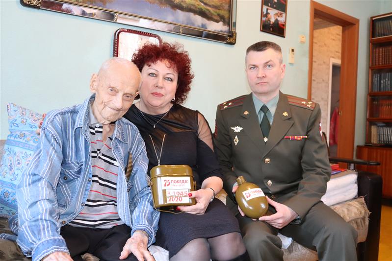 Росгвардейцы Дальнего Востока поздравили ветерана Великой Отечественной войны со 100-летним юбилеем