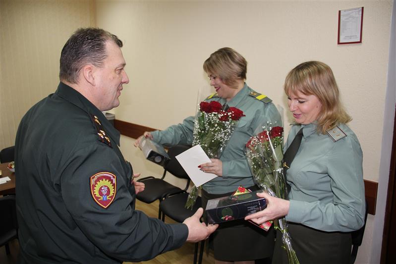 В Саратовском военном институте Росгвардии поздравили представительниц прекрасного пола