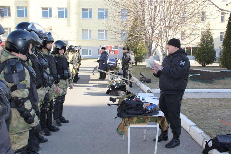 Сотрудники саратовского ОМОН провели показные занятия для командиров подразделений военного института Росгвардии