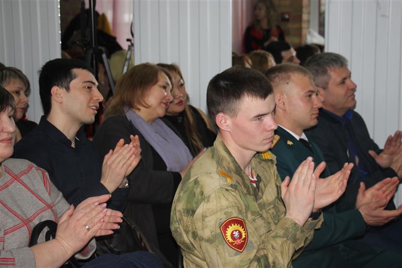 Офицеры и курсанты Росгвардии поздравили педагогов и воспитанников моздокского детского дома с его 25-летием