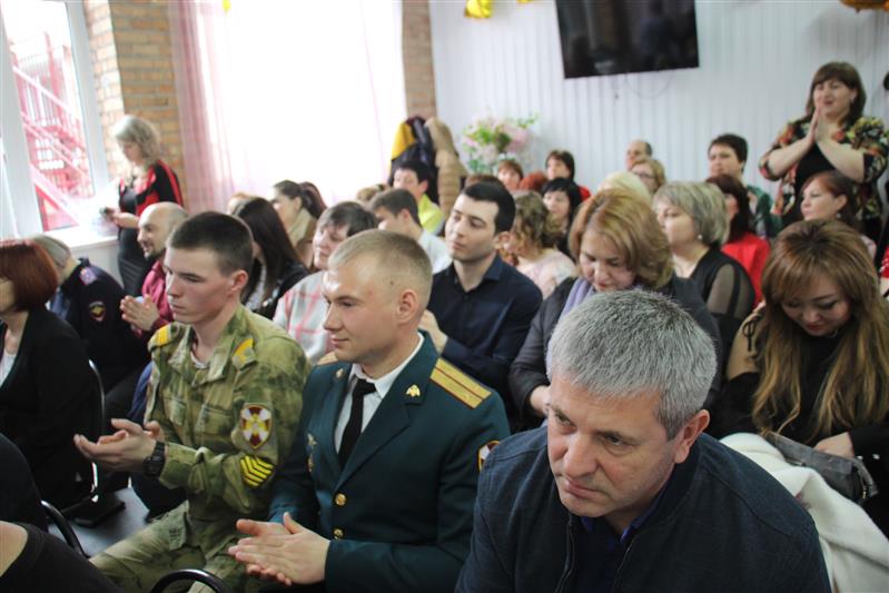 Офицеры и курсанты Росгвардии поздравили педагогов и воспитанников моздокского детского дома с его 25-летием