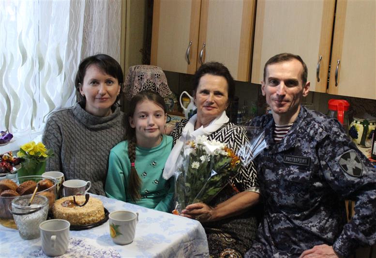 Саратовские росгвардейцы навестили семью погибшего воина правопорядка