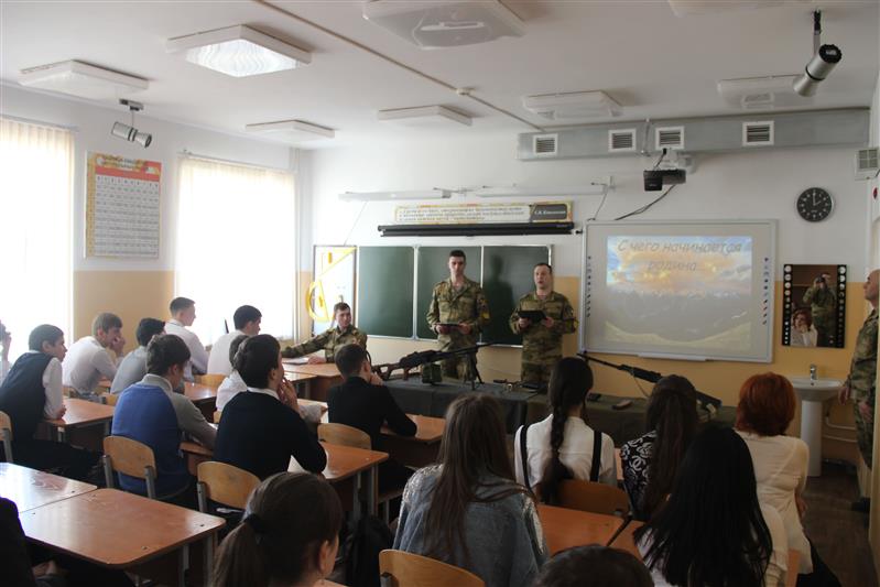 Военнослужащие и курсанты Росгвардии посетили ведомственную школу в Грозном