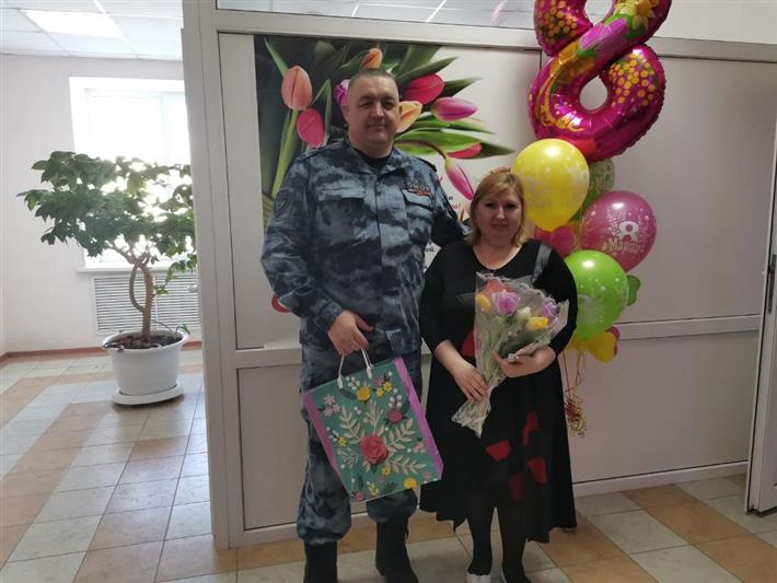 В Югре росгвардейцы поздравили матерей и вдов павших сослуживцев с наступающим праздником