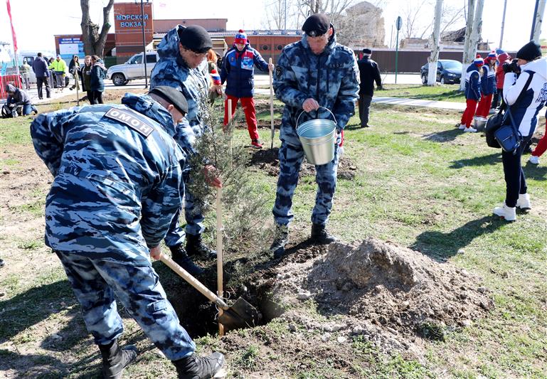 Росгвардейцы присоединились к международной патриотической акции «Сад Памяти», стартовавшей в Керчи