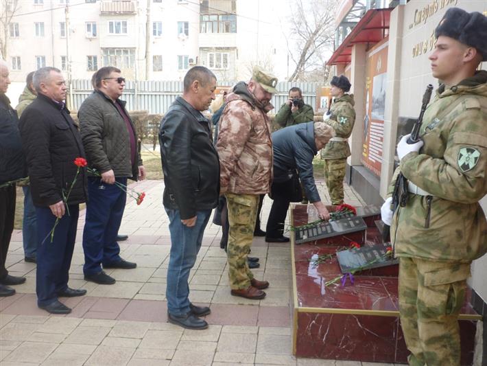 Военнослужащие астраханского батальона Росгвардии почтили память павших боевых товарищей