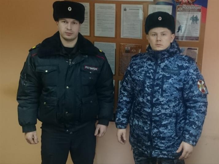 На Урале сотрудники Росгвардии оперативно отреагировали на тревожный вызов из охраняемого кафе, а также задержали лиц, подозреваемых в краже 