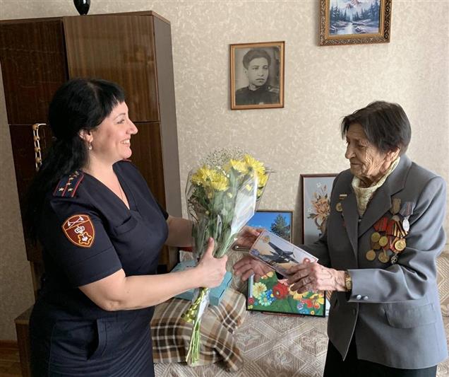 Самарские росгвардейцы поздравили с наступающим праздником весны ветерана Великой Отечественной войны