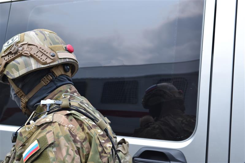 Сотрудники СОБР омской Росгвардии оказали содействие полицейским в задержании подозреваемого в мошенничестве