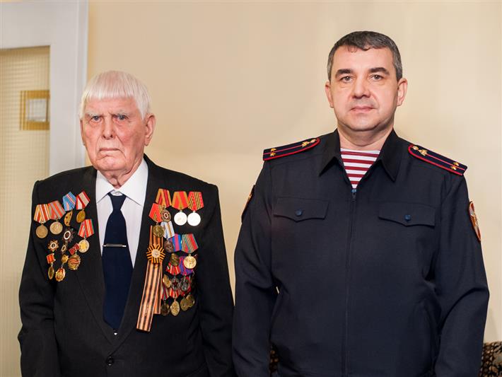 Сотрудники управления Росгвардии по Хакасии навестили ветерана Великой Отечественной войны (видео)