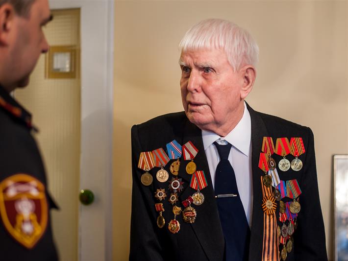 Сотрудники управления Росгвардии по Хакасии навестили ветерана Великой Отечественной войны (видео)