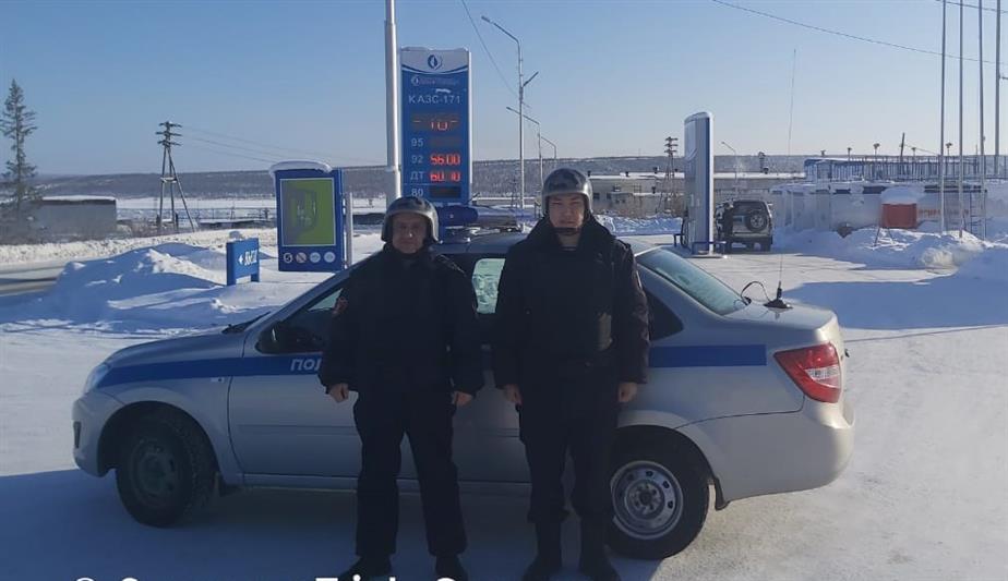 В Якутии сотрудники Росгвардии пришли на помощь автомобилисту, попавшему в критическую ситуацию